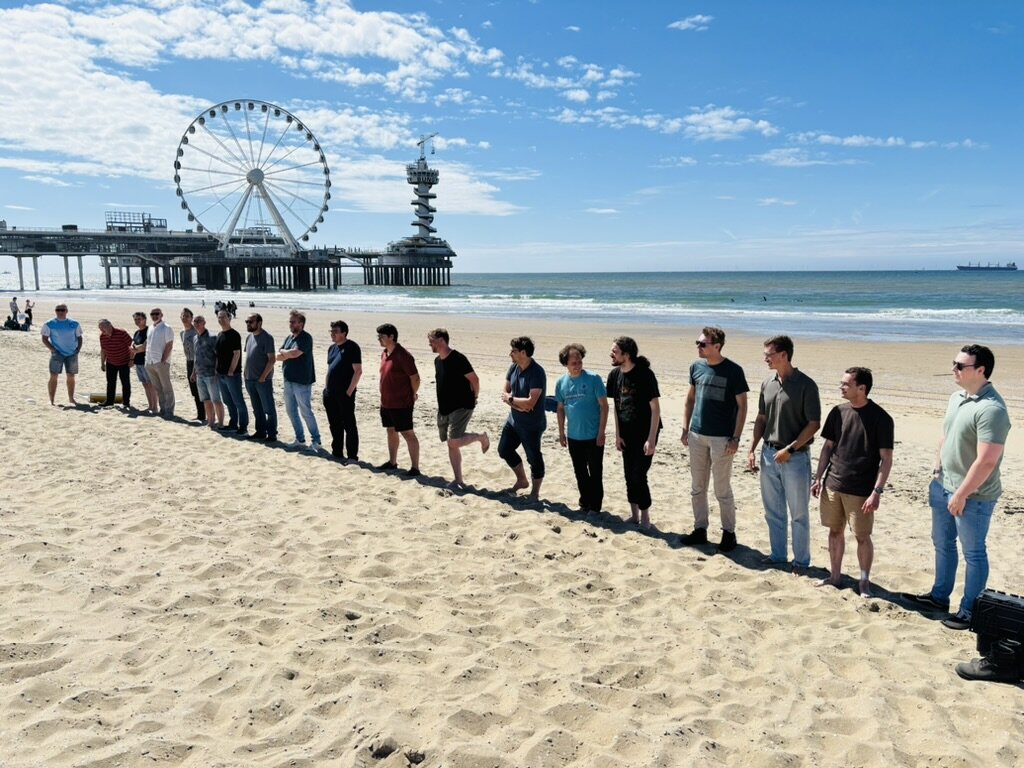 Het team van 42 tijdens een teamdag op het strand van Scheveningen